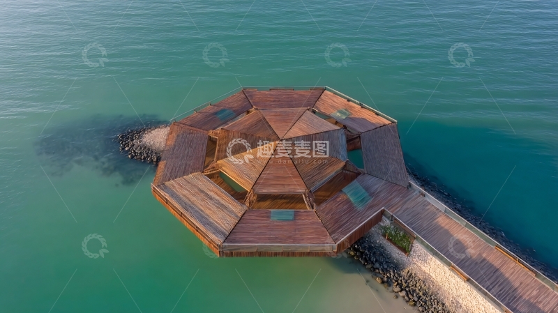 高清大图下载【趣麦麦图】水上八角形木质平台与碧蓝海水相映成趣