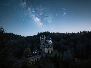 夜空下的古堡