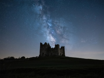夜空下的古堡剪影