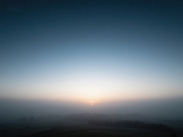 晨曦初露，薄雾笼罩的宁静山丘
