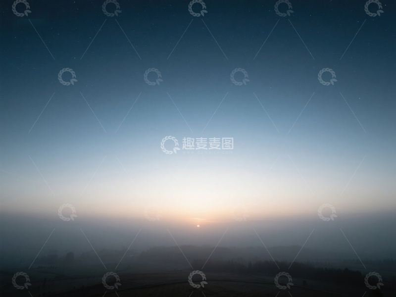 高清大图下载【趣麦麦图】晨曦初露，薄雾笼罩的宁静山丘