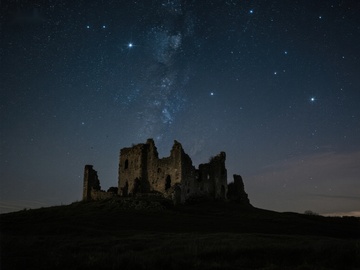 星空下的古老废墟