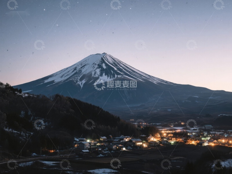高清大图下载【趣麦麦图】夜幕下的雪山与小镇