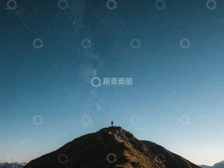 山顶孤独身影仰望星空