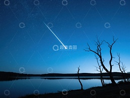 夜空流星划过静谧湖畔