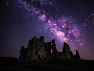 星空下的古老废墟