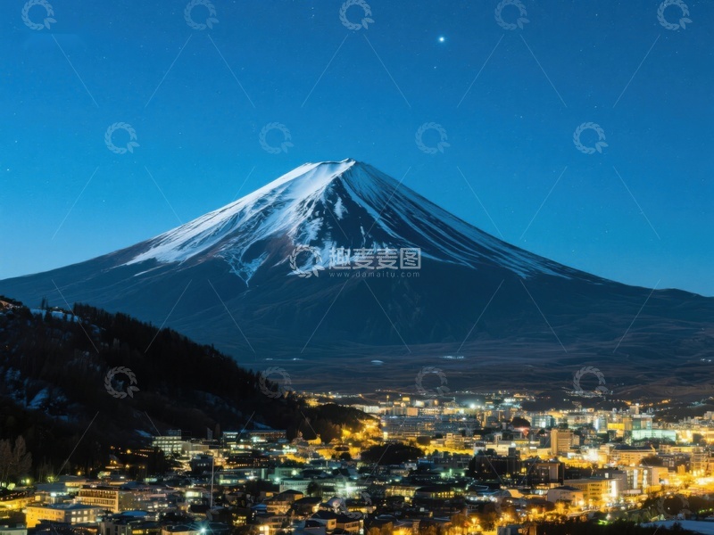 高清大图下载【趣麦麦图】夜幕下的雪山与灯火小镇