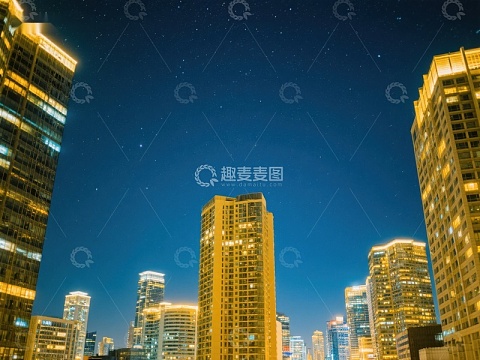 夜幕下的城市高楼