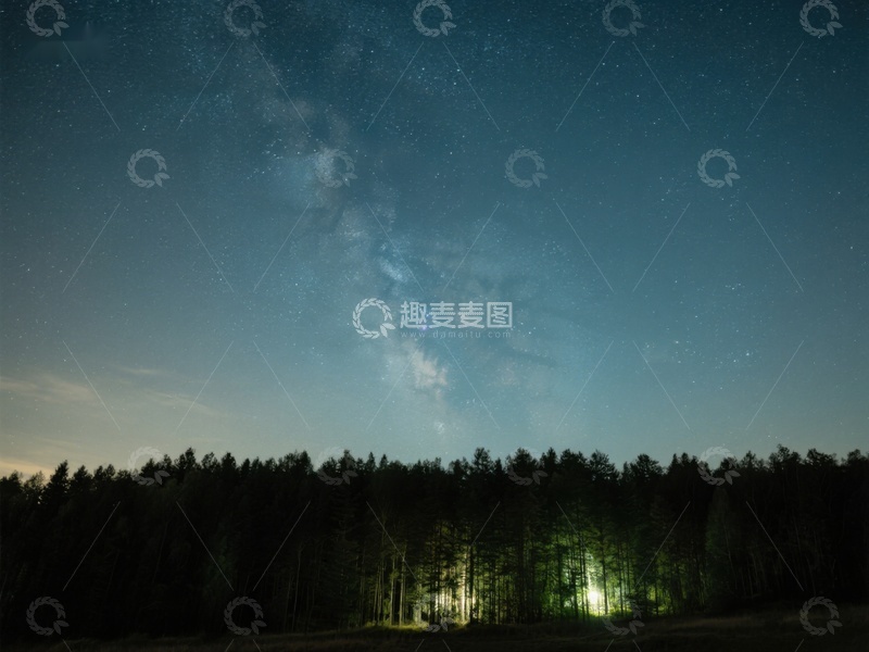 高清大图下载【趣麦麦图】夜空银河与森林灯火