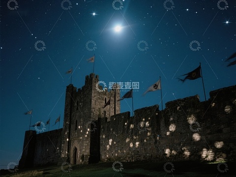 夜空下的古老城堡