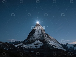 夜空下的雪山之巅