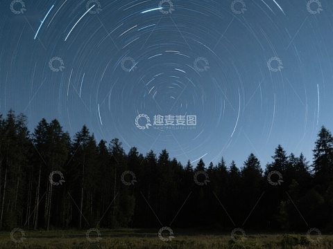 森林上空的星轨旋转