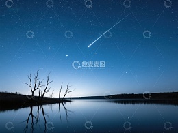 夜空流星划过静谧湖面