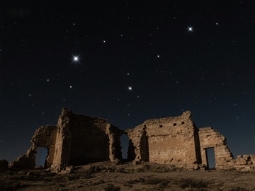 夜空下的古建筑遗址