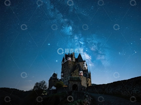 星空下的古老城堡