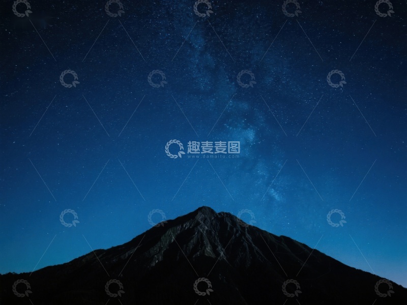 高清大图下载【趣麦麦图】夜空下的山峰与银河