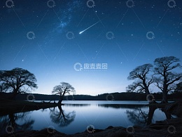夜空流星划过静谧湖畔