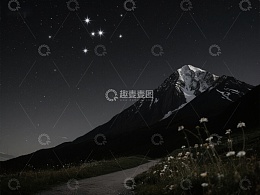 夜空下的雪山与小径