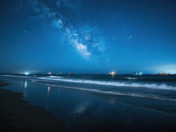 夜空下的海滩与星河
