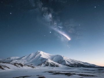 雪山夜空下的彗星轨迹