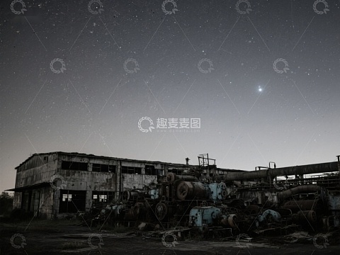 夜空下的废弃工厂