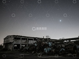 夜空下的废弃工厂