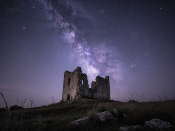 星空下的古老废墟
