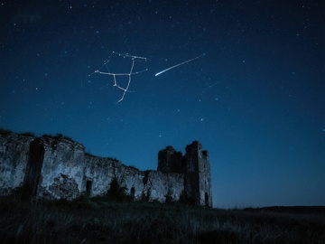 夜空下的古堡与星座