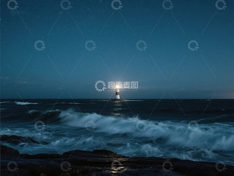 夜幕下的灯塔照亮波涛汹涌的海面