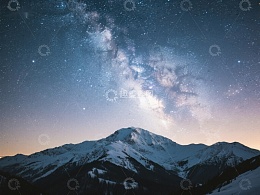 雪山夜景与银河