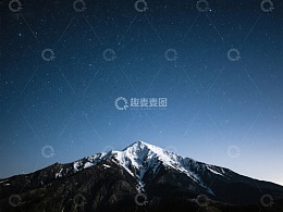雪山夜景，星空璀璨