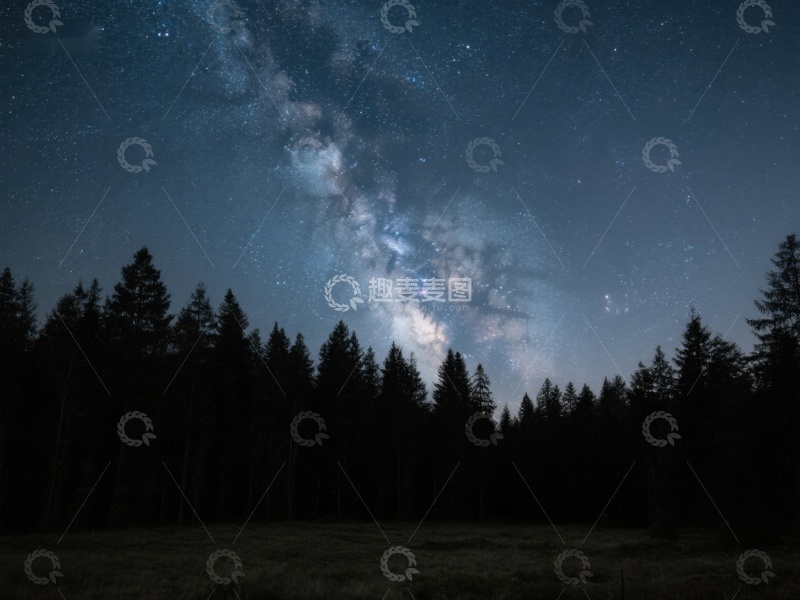 高清大图下载【趣麦麦图】夜空银河与森林剪影