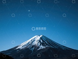 夜空下的雪山