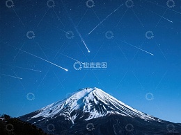 雪山夜空流星划过