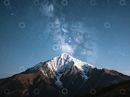 雪山夜景，银河璀璨
