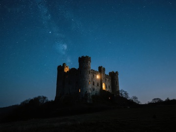 夜空下的古堡