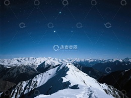 雪山夜景，星空璀璨