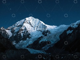 夜幕下的雪山之巅