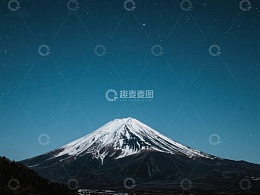 夜空下的雪山