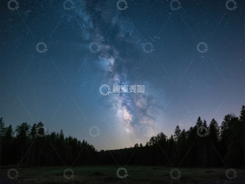 高清大图下载【趣麦麦图】夜空银河与森林剪影