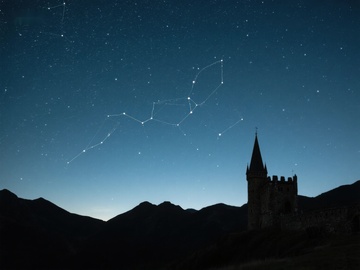 星空下的古堡剪影