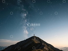 山顶之上，星空璀璨