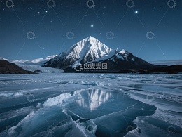 雪山倒映冰湖，夜空繁星闪烁