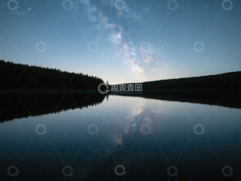 高清大图下载【趣麦麦图】夜空银河倒映湖面