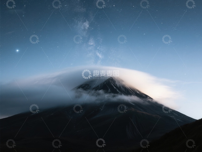 高清大图下载【趣麦麦图】夜空下的云雾山峰