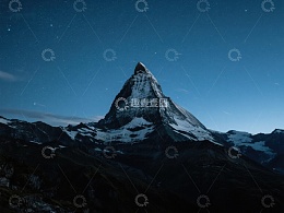 夜幕下的雄伟山峰