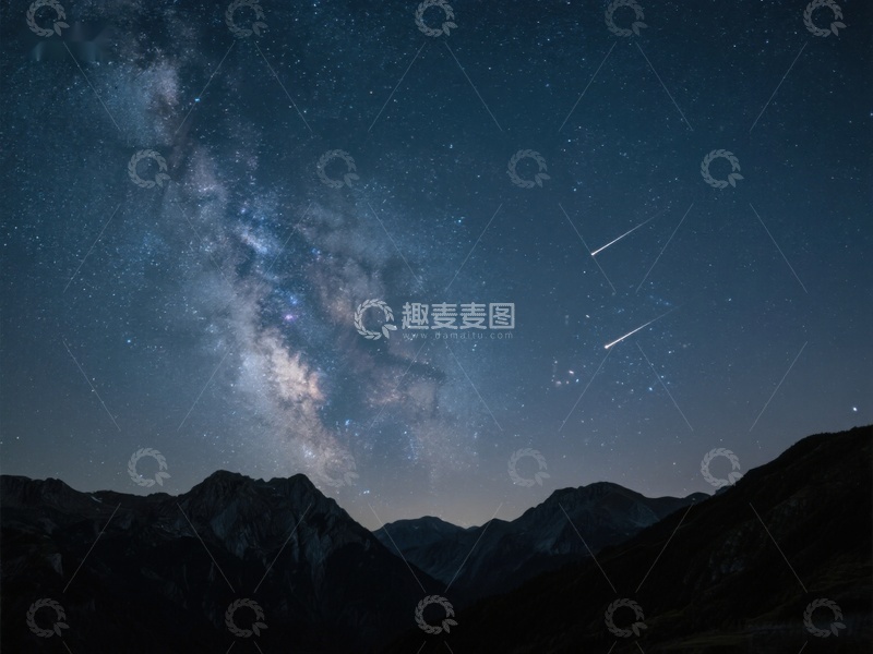 高清大图下载【趣麦麦图】夜空银河与流星划过山峦
