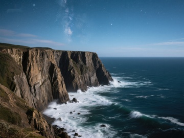悬崖峭壁与海浪拍打的壮丽景象