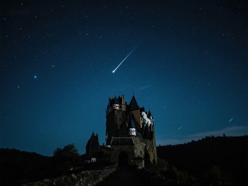 夜空流星划过古堡