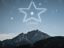 夜空星光下的巍峨山脉